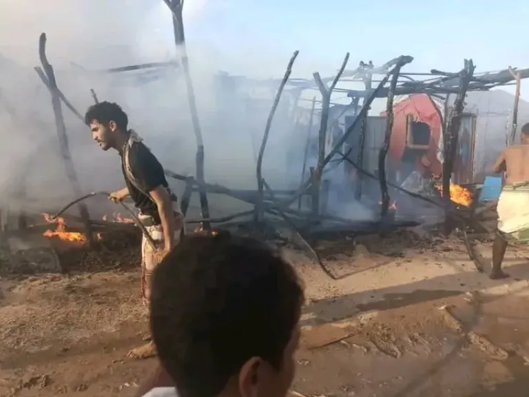 حريق يلتهم خمسة مساكن للنازحين في أبين